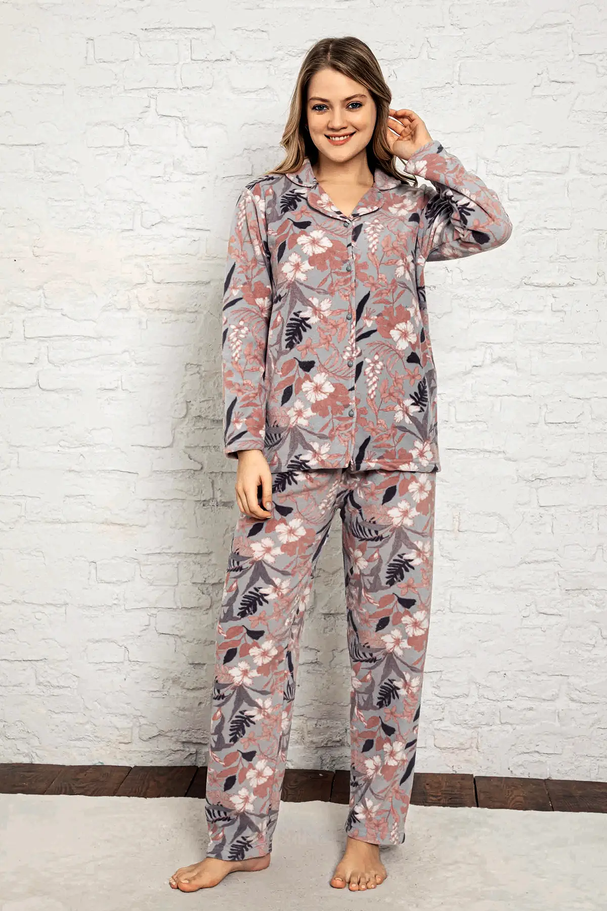 Bayan Kışlık Welsoft Peluş İnci Düğmeli Pijama Takımı 'İpeksi Doku' - Füme