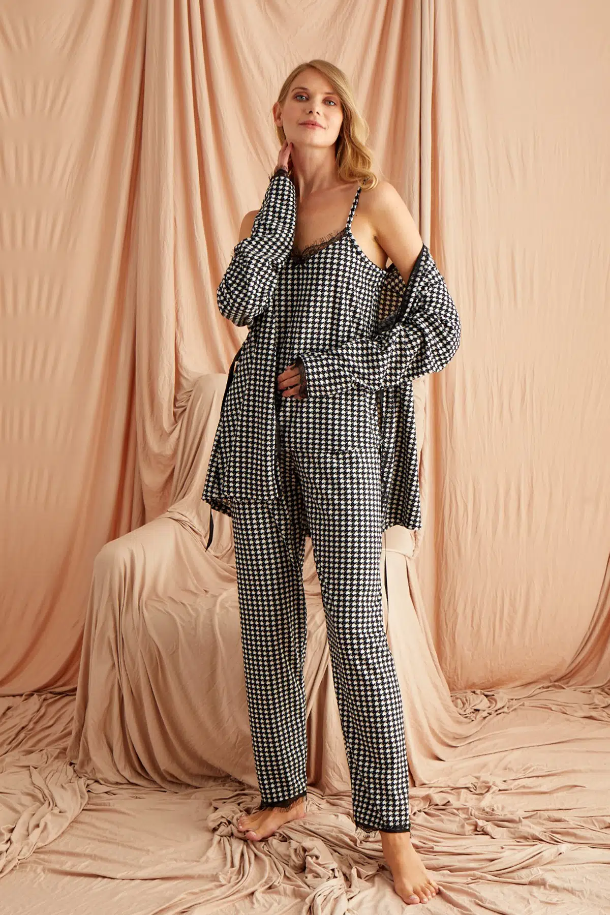 Nisanca Kışlık Sabahlıklı Kadın Kadife Pijama Takımı - Siyah